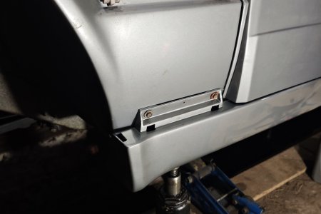 Закрепляю порог на переднем крыле