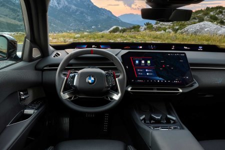 Салон BMW M350 xDrive с панорамным дисплеем. Фото: BMW Group