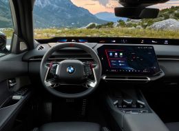 Салон BMW M350 xDrive с панорамным дисплеем. Фото: BMW Group