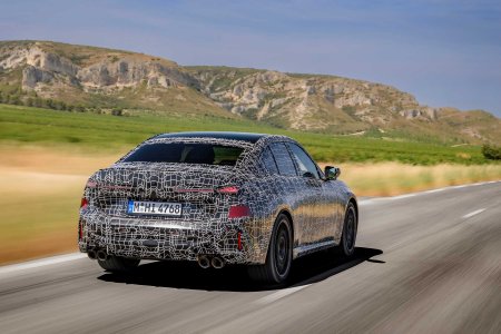 Новая BMW 3 серии на загородной дороге, вид сзади. Фото: BMW Group