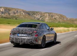 Новая BMW 3 серии на загородной дороге, вид сзади. Фото: BMW Group Новая BMW 3 серии на загородной дороге, вид сзади. Фото: BMW Group