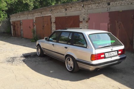 BMW E30 325 Touring в гаражах