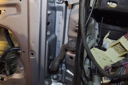 Откручиваю сломаный ограничитель 