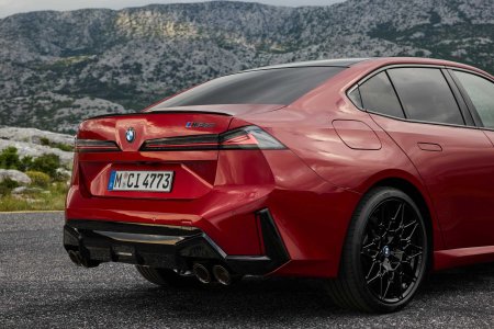 Корма BMW M350 xDrive с четырьмя патрубками выхлопа. Фото: BMW Group