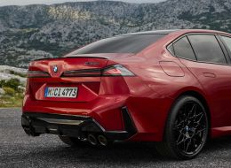 Корма BMW M350 xDrive с четырьмя патрубками выхлопа. Фото: BMW Group