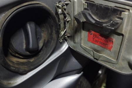 Пружинка лючка бензобака установлена