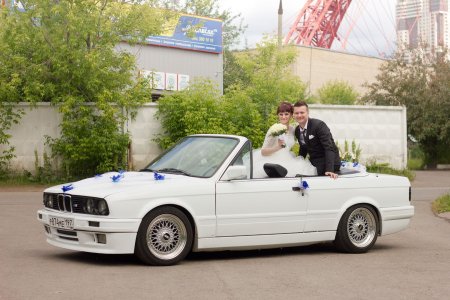 Жених и невеста на кабриолете