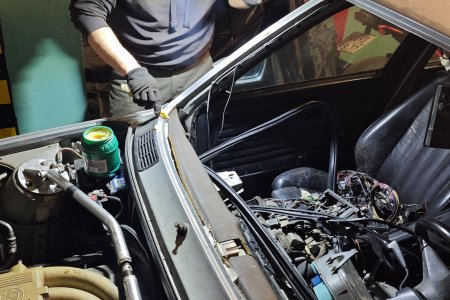 Сняли резинку смазываем рамку лобового