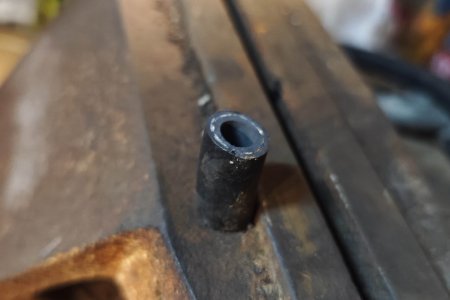 Отрезаю 4 таких кусочка, по 2 на одну решетку