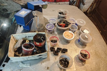 В этой куче баночек ищем необходимые болтики