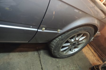 Ответные части клипс установлены, ставим крепления листвы