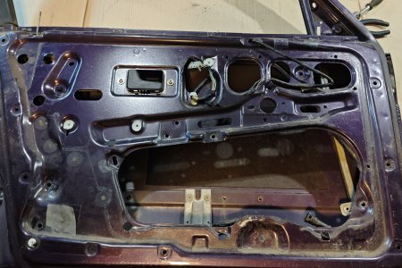 Вынул стекло и механизм стеклоподъемников