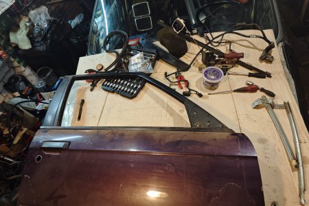 Разбираю пассажирскую дверь, пружинка лючка бензобака Разбираю дверь