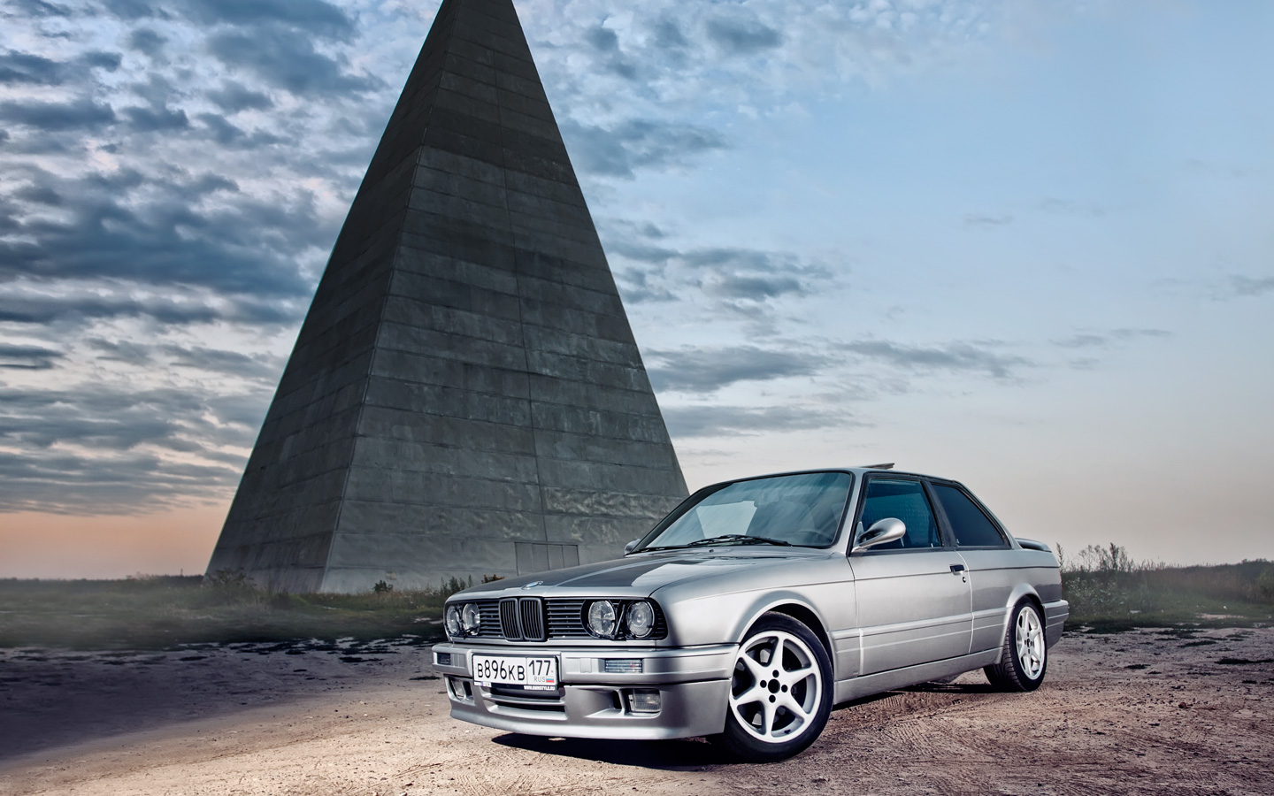 tarik-e30_1440x_wallpaper_02.jpg