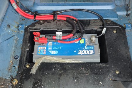 Ставлю акумулятор на место