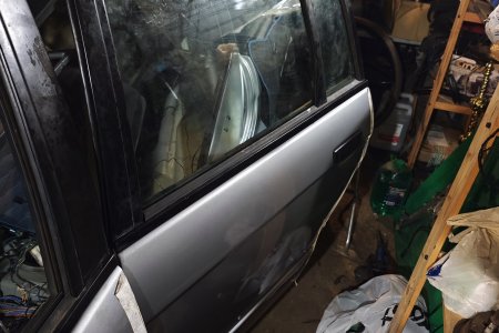 Поставил стекло задней двери