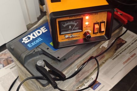 Заряжаю акумулятор